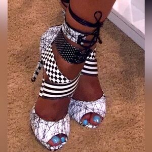 Alejandro G. Santiago black and white size 40 shoes.